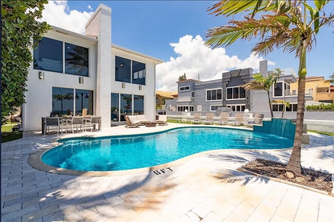 Building Photo - 3350 NE 14th Ct