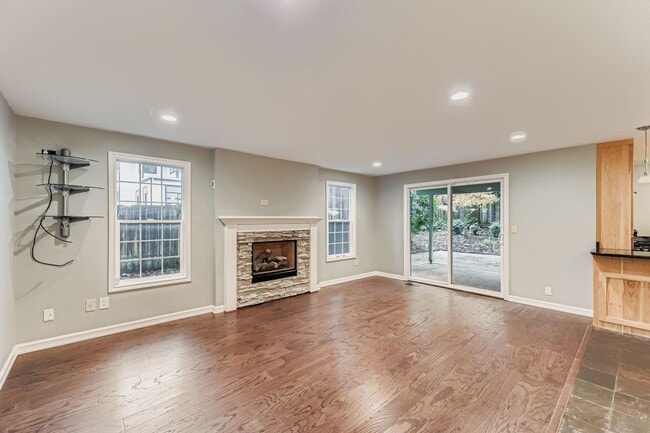 Building Photo - Amazing 3bed/2bath + Den Home with Attached Garage in Kirkland!