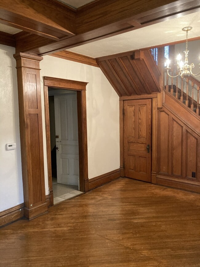 Foyer with doorway to kitchen - 1409 Main St