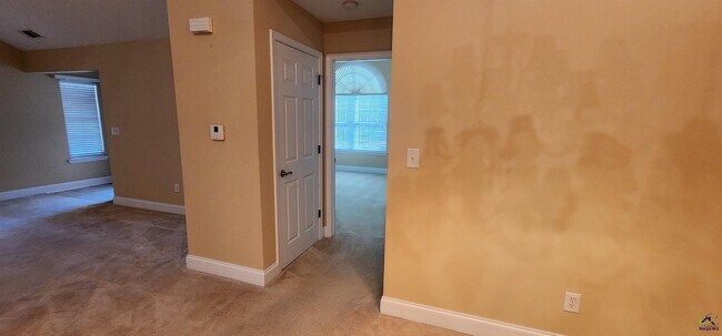 Building Photo - 402 Nandina Ct