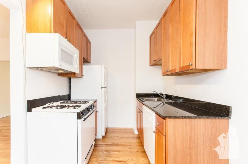 Building Photo - 4242 N Sheridan Rd