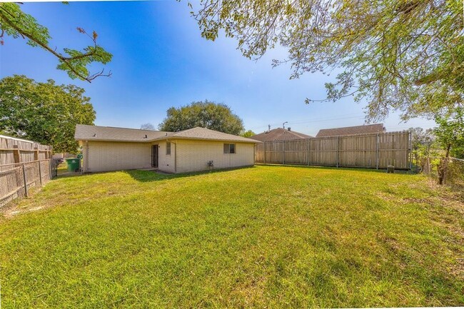 Building Photo - 12938 S Coast Dr