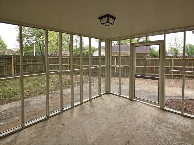 Building Photo - Updated and charming 3 bed, 2 bath with SU...