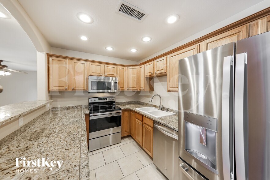 Building Photo - 9044 N 52nd Dr