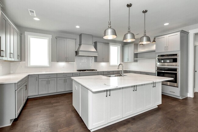 Building Photo - Luxury Craftsman Home in Monrovia Springs