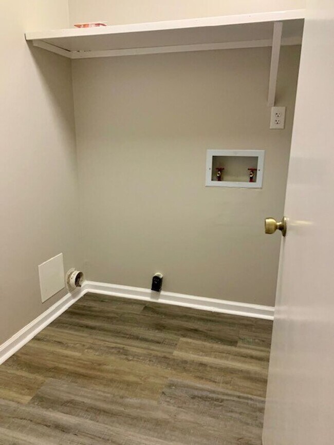 Building Photo - Adorable 2 bedroom 1 bath Condominium in C...