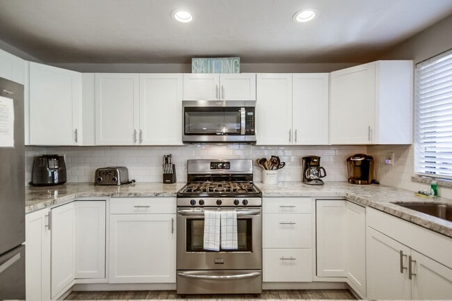 Building Photo - 824 Island Ct