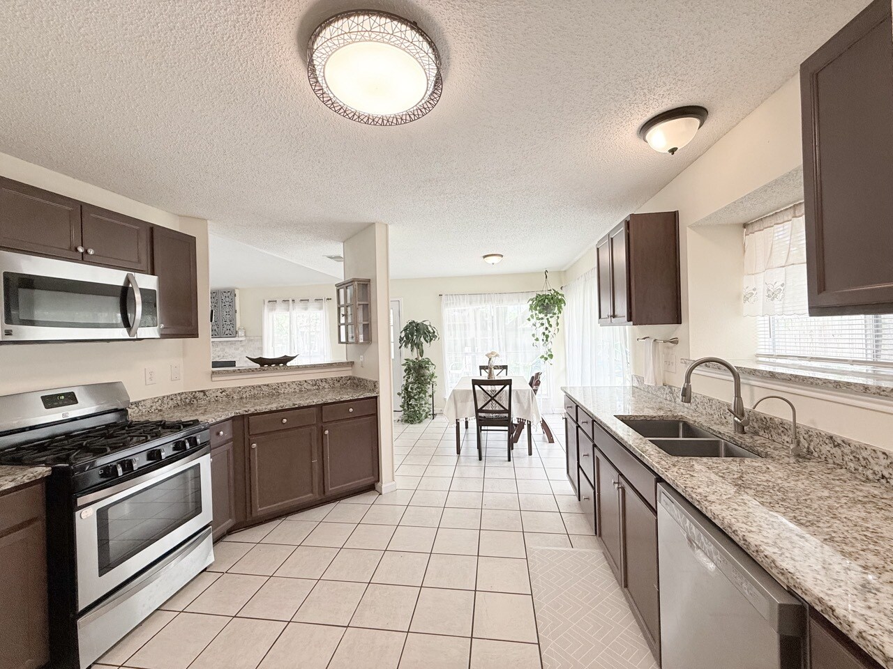 Building Photo - 14206 Rosseau St