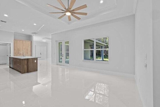 Building Photo - 419 SW Namoit Pl