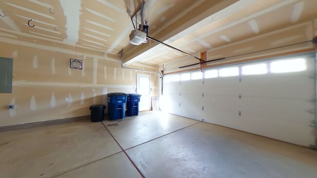 Building Photo - 4 Bedroom 2.5 Bathroom Rental in Oakmont o...