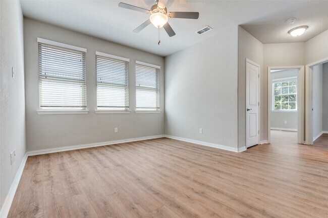 Building Photo - 616 Club Dr