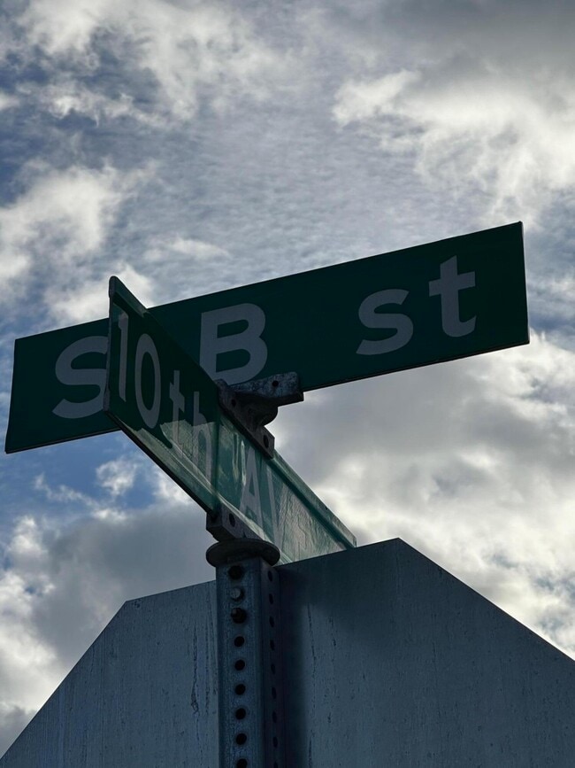 Building Photo - 932 S B St