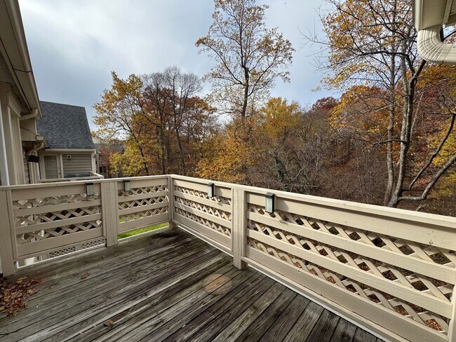 Building Photo - Sun-filled And Spacious 2 Bed 2 Bath Condo...