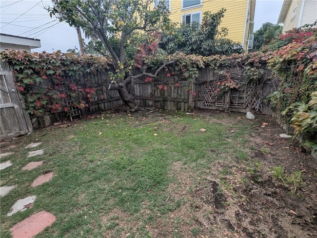 Building Photo - 233 Flower St