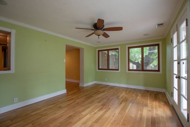 Building Photo - Charming 3 bedroom/2 bathroom Single Family Home!