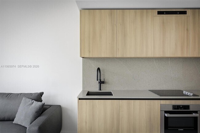 Building Photo - 121 NE 5th St