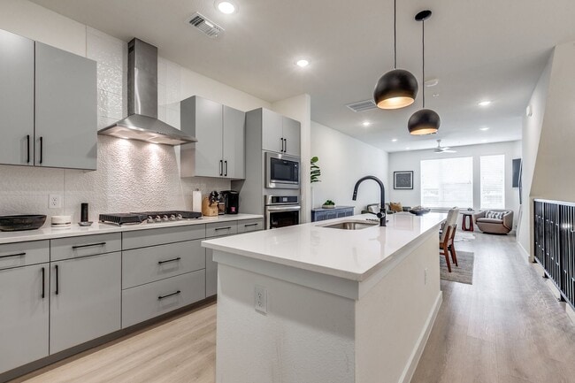 Building Photo - LUXURY 3-BEDROOM TOWNHOUSE AT GRAYSON HOUSE