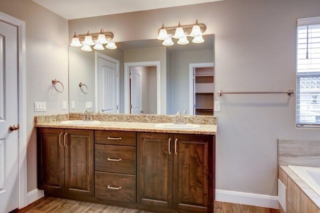Building Photo - Like New 3 Bedroom 2.5 Bathroom Townhome i...