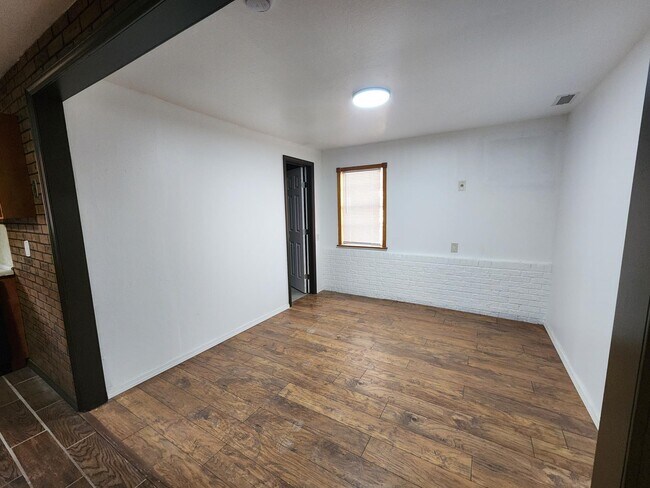 Building Photo - 2313 Trosper Pl