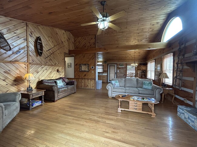 Building Photo - Spacious Log Home, Close to Campus, and wi...