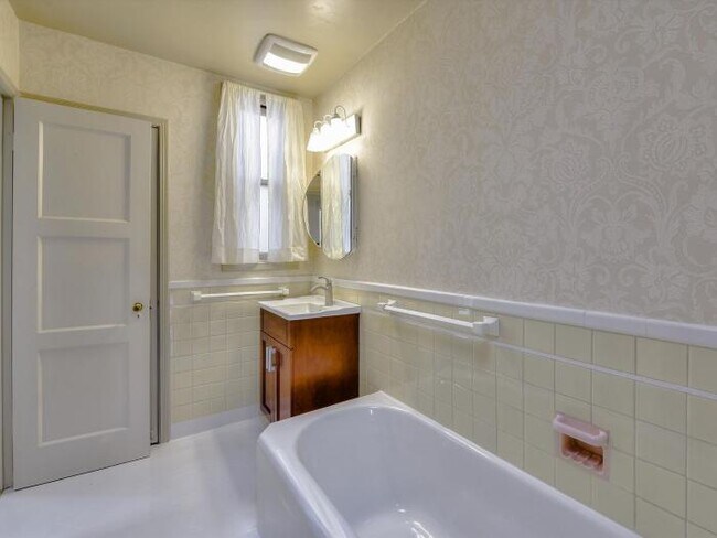 Building Photo - 3 bedroom in San Francisco CA 94118