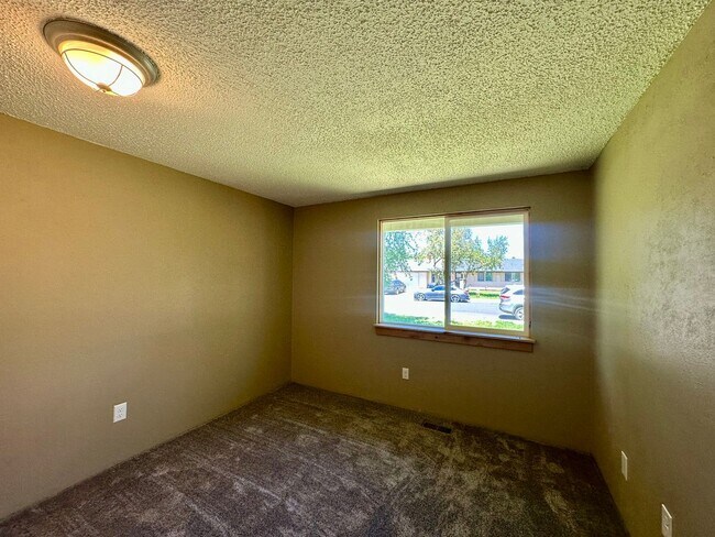 Building Photo - Pet-Friendly 4 Bedroom Home with Fenced Yard & Air Conditioning