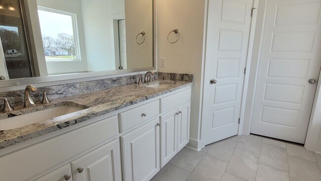 Building Photo - 4br home in Zachary only 2yrs old!