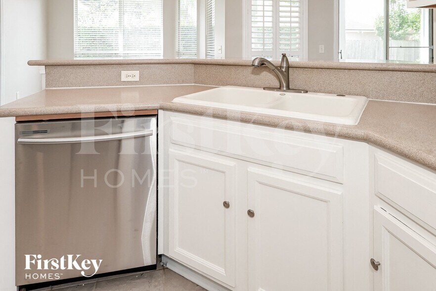 Building Photo - 2352 Longmont Dr