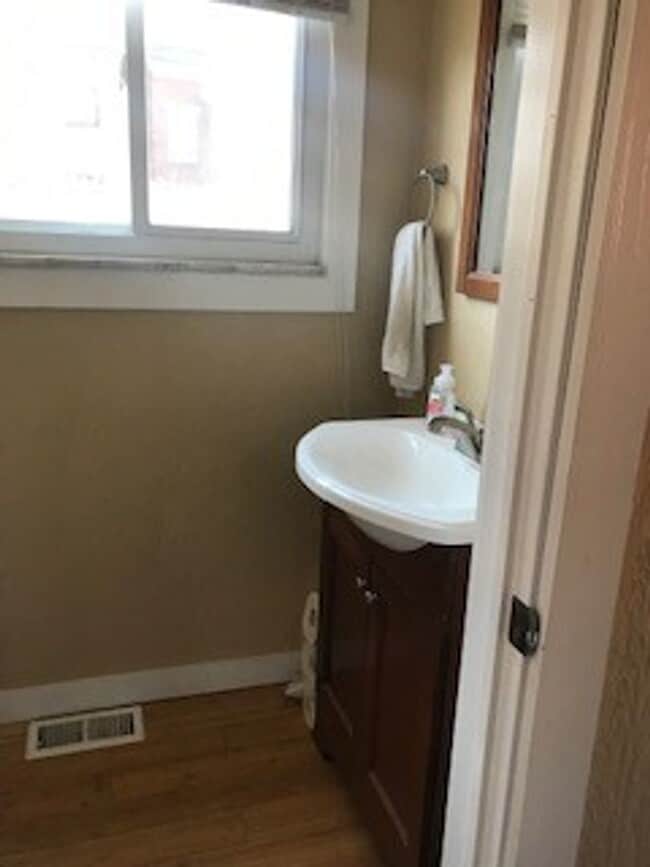 Building Photo - Stylish & Spacious 3-Bedroom Home with Off...