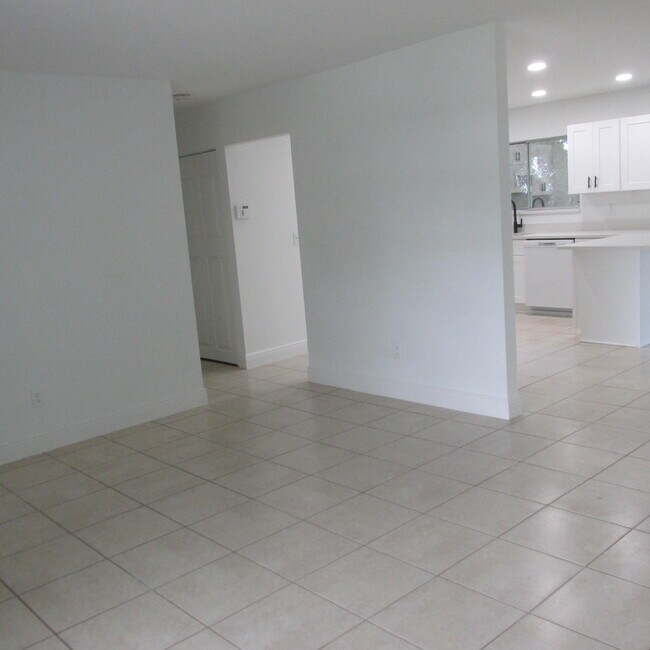 Building Photo - 2137 SE Dolphin Rd