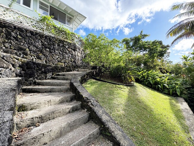 Building Photo - Furnished 1-Bedroom Manoa Apartment