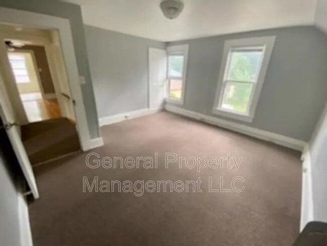 Building Photo - 2 bed 1 bath upstairs duplex for rent October 1st