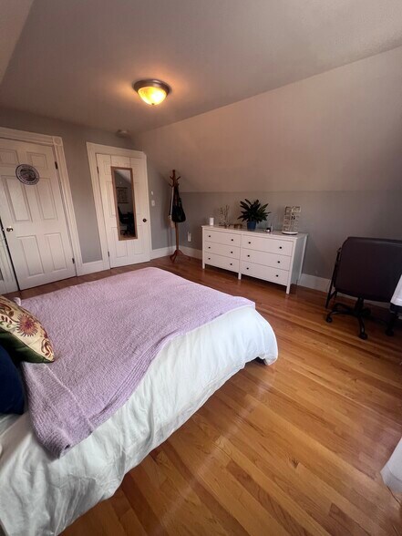 Building Photo - 122 Calumet St