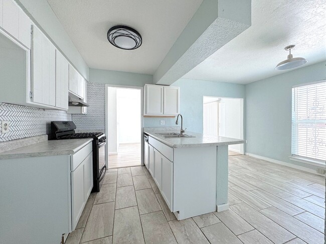 Building Photo - Northeast El Paso 4bed/3bath Refrig A/C w/...