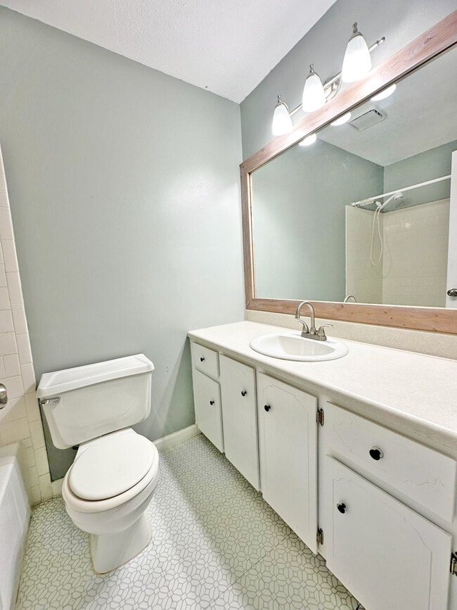 Building Photo - 714 Robin Hood Dr