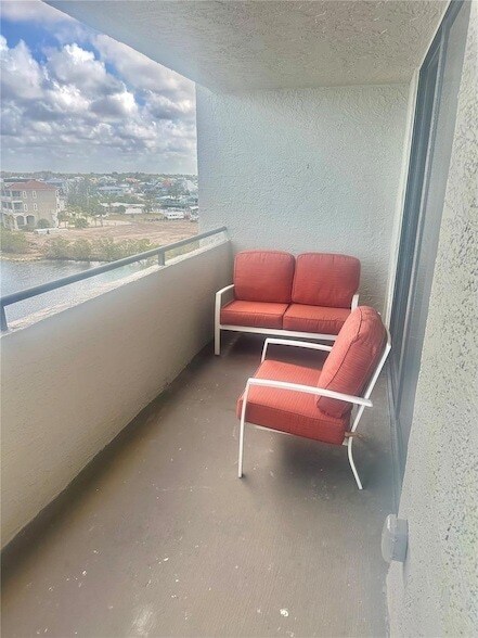 Building Photo - 6035 Sea Ranch Dr