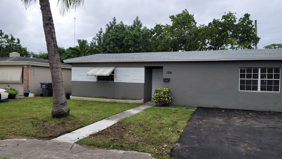 Building Photo - 1306 S 29th Ave