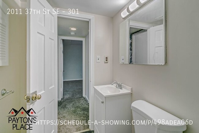 Building Photo - Spacious condo unit in well kept building.