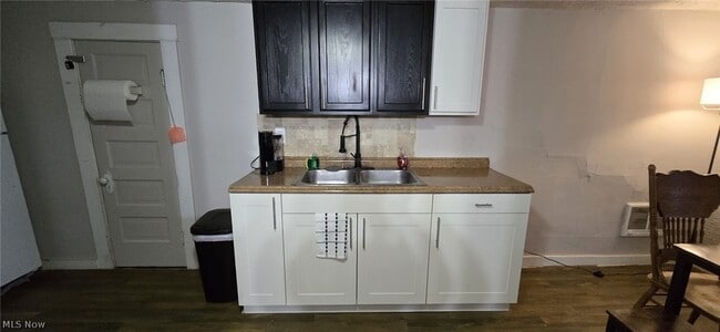 Building Photo - 1856 Lampson Rd