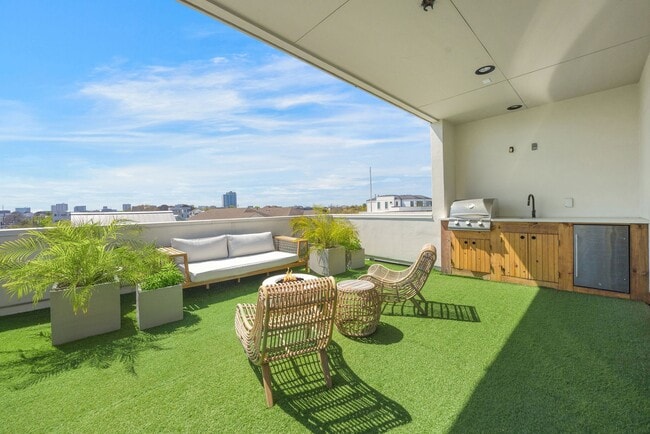 Building Photo - 306 W Pierce St