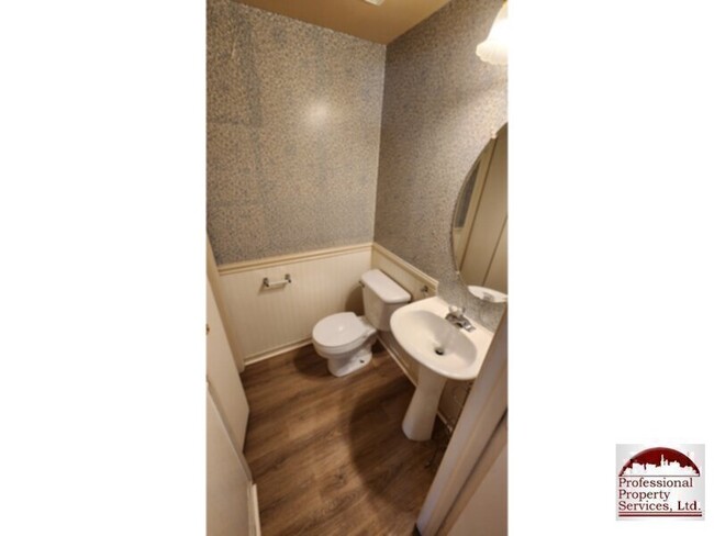 Building Photo - Beautiful 3-Level Townhouse in the Heart o...