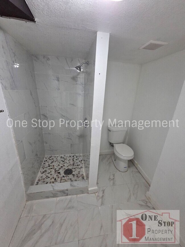 Building Photo - Beautiful 4 Bedroom 2 Bathroom in Kansas City!