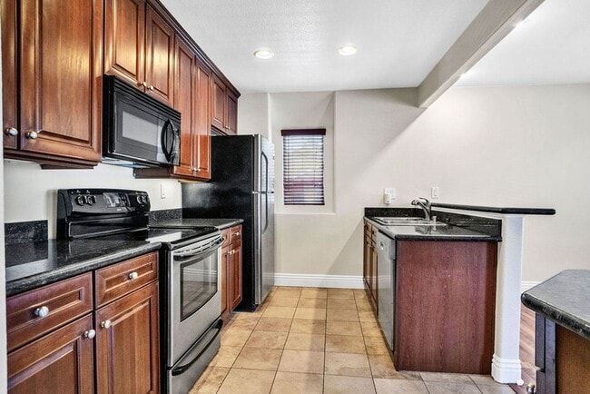 Building Photo - Great Two Bedroom Corner Unit in Villa Tos...