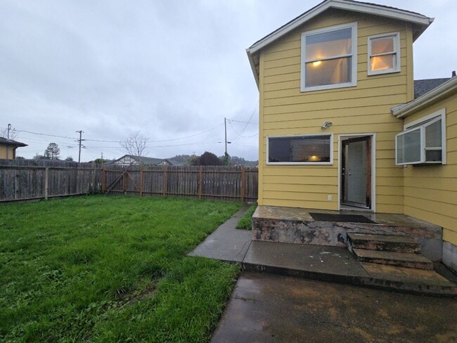 Building Photo - 1049 I St