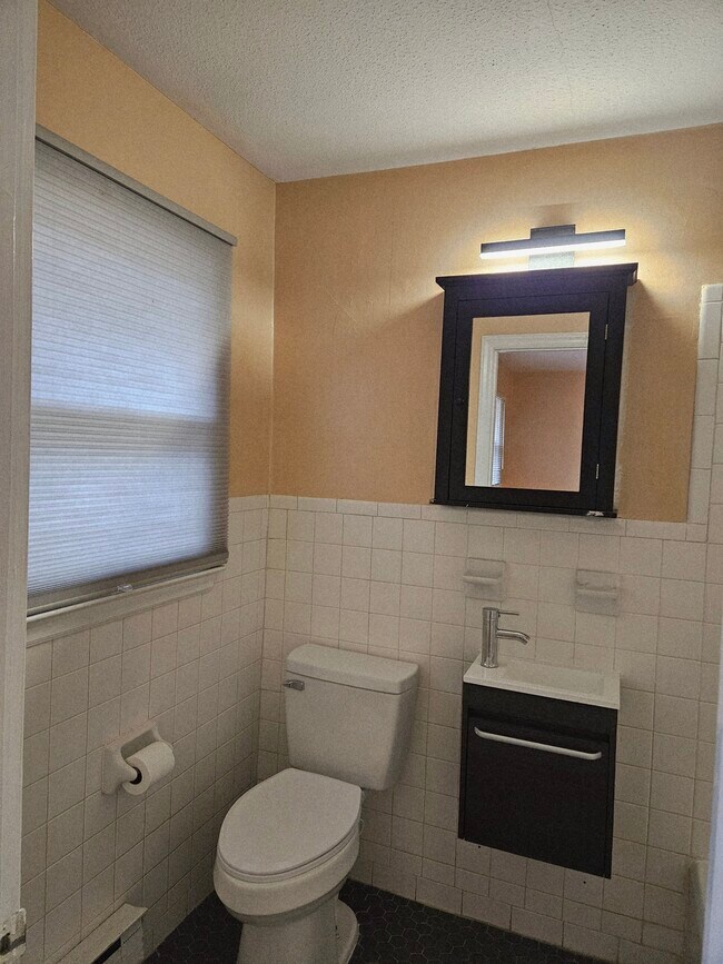 Building Photo - 4713 Evelyn Rd NW