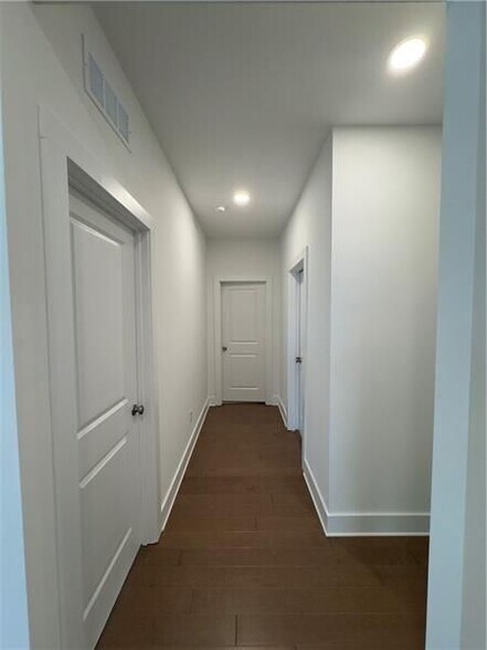 Building Photo - 1255 Westshore Dr