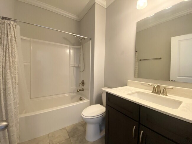 Building Photo - End Unit Townhouse in Cypress Ridge!