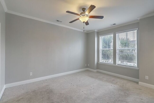 Building Photo - Spacious Mt. Pleasant Townhome!