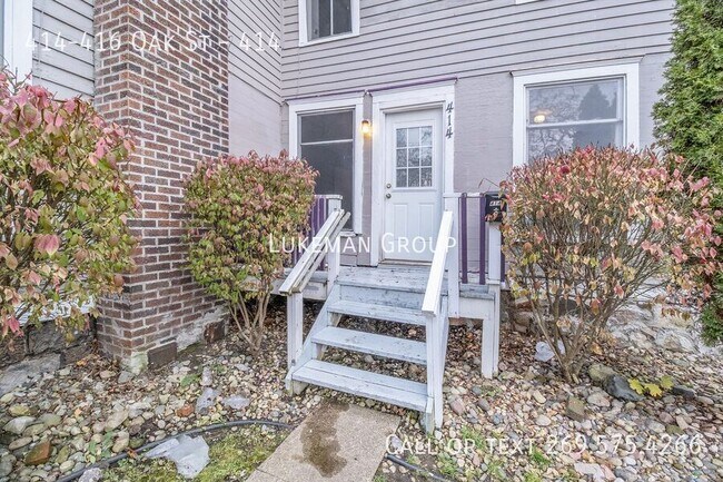 Building Photo - 414-416 Oak St-414