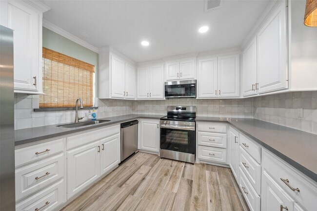 Building Photo - 4884 Holly Ln W